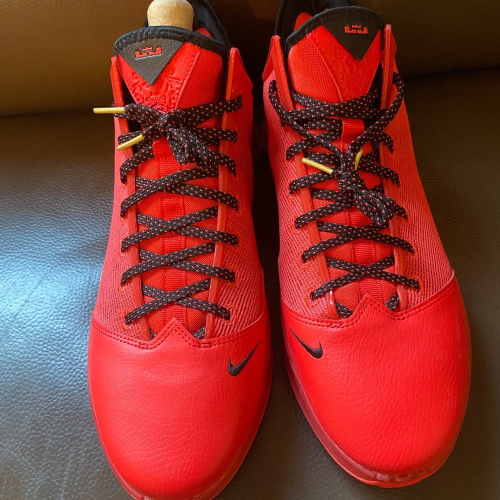 Nike LeBron XIX Low Light Crimson SIZE: 14 MENS